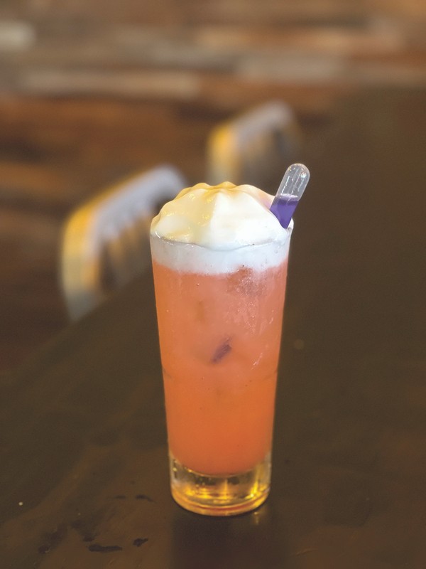 佛罗里达州南部的 Tap 42 Craft Kitchen + Bar 在各种饮料中使用注入 CBD 的蝴蝶豌豆茶，包括以伏特加为基础的草莓库什（如图），它配有 CBD 输液的吸管。