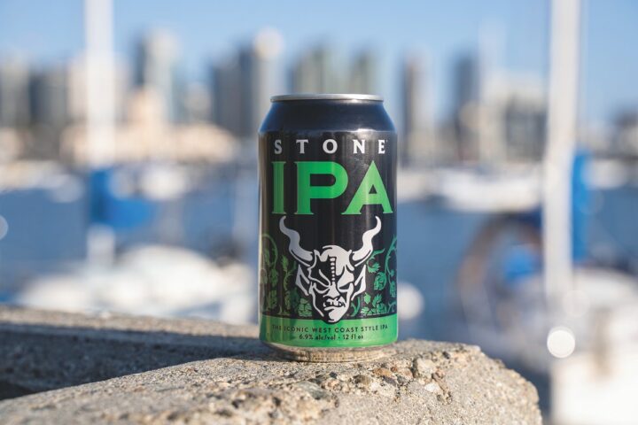 尽管铝短缺导致了更长的交货时间和更高的最低订单，但像 Stone Brewing（IPA 图）这样的精酿啤酒生产商正在适应继续提供顾客想要的包装类型。